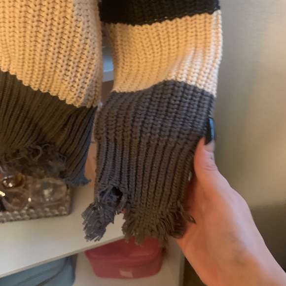 Distressed sweater - Picture 3 of 5